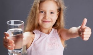 اثرات نوشیدن آب سالم برای کودکان و نوجوانان